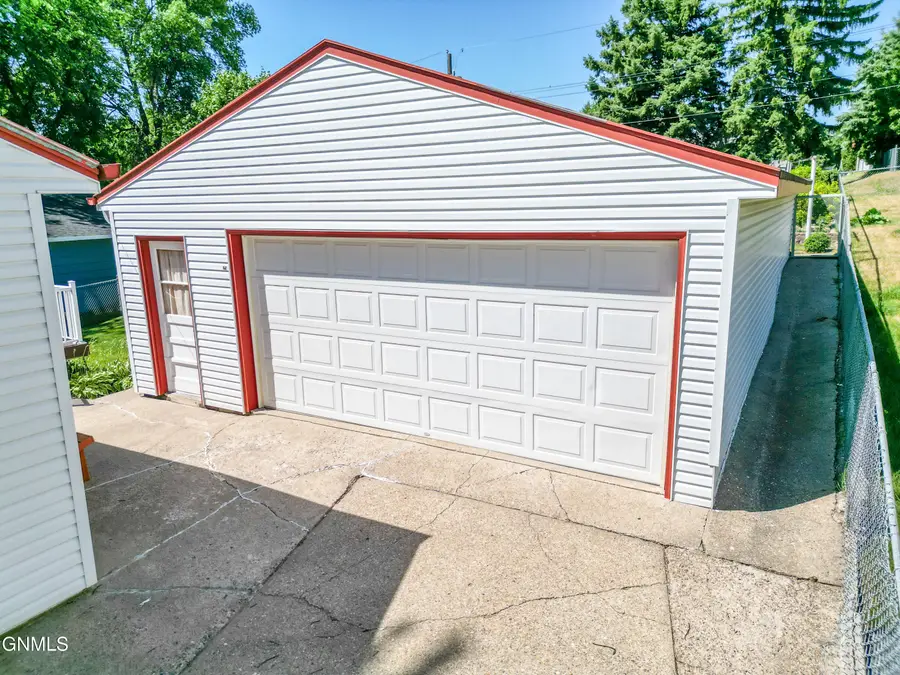 2124 D Avenue E, Bismarck, ND 58501 - #3