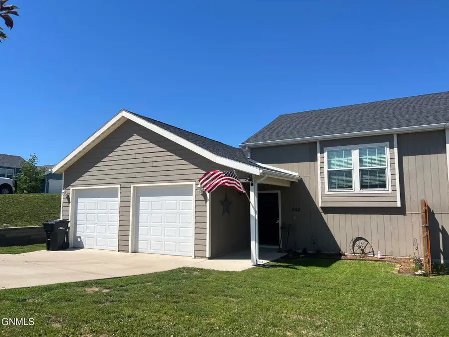 202 24th Avenue Ne, Watford City, ND 58854 - #3