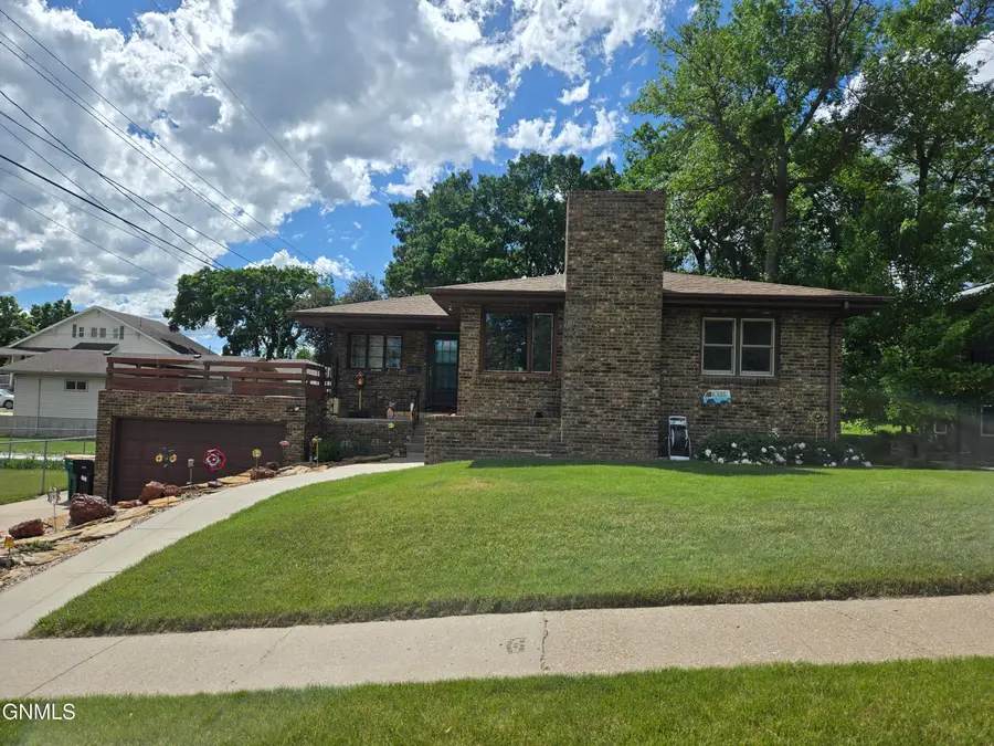 1010 Hannifin Street N, Bismarck, ND 58501 - #2