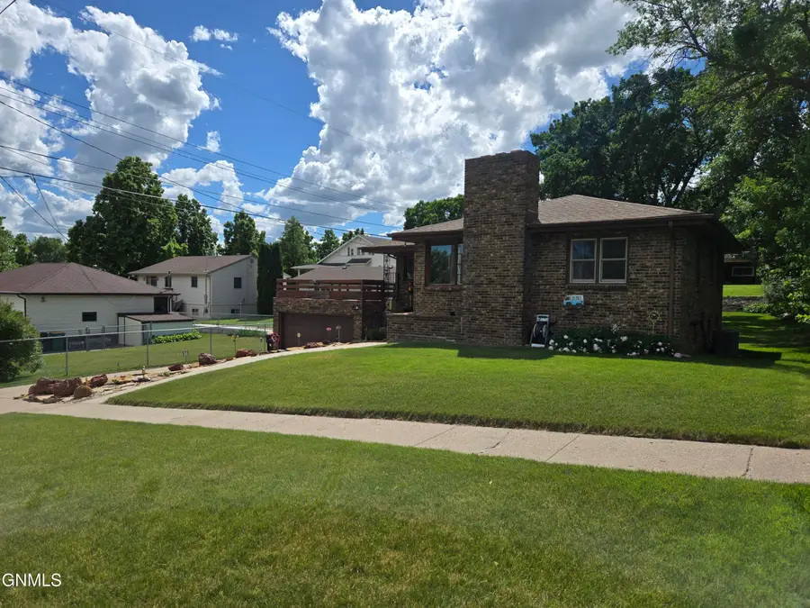 1010 Hannifin Street N, Bismarck, ND 58501 - #3