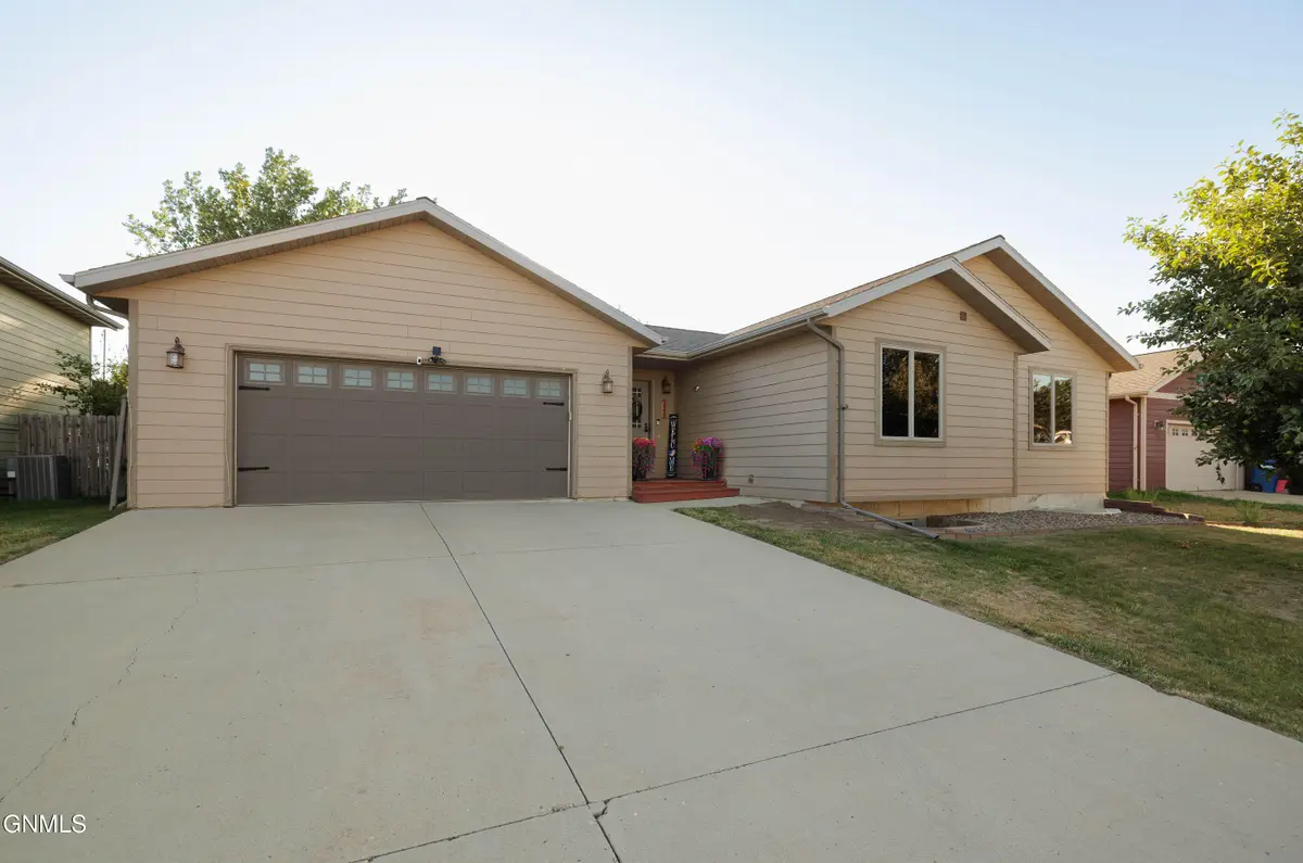640 4th Avenue Se, Dickinson, ND 58601 - #1
