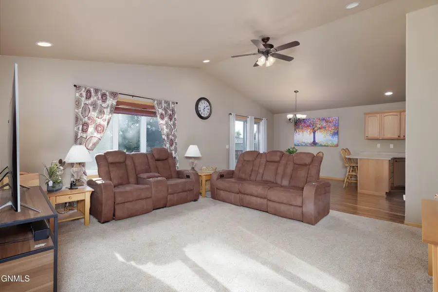 640 4th Avenue Se, Dickinson, ND 58601 - #2