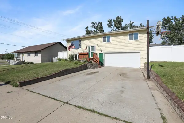 1807 8th Avenue E, Williston, ND 58801