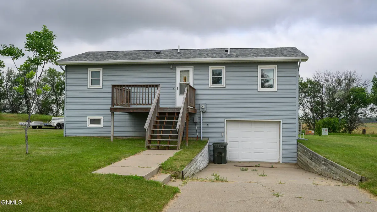 15 13th Avenue Sw, Hazen, ND 58545 - #1