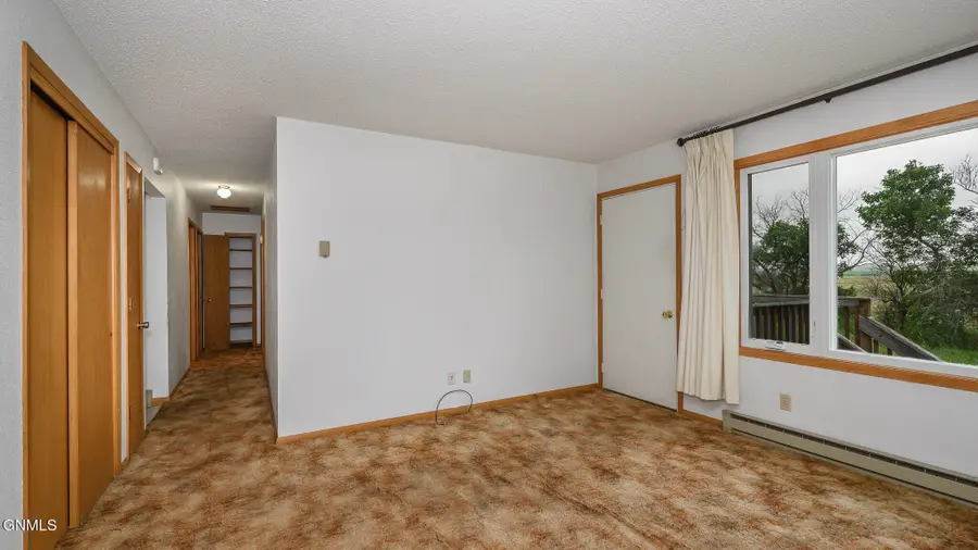 15 13th Avenue Sw, Hazen, ND 58545 - #2