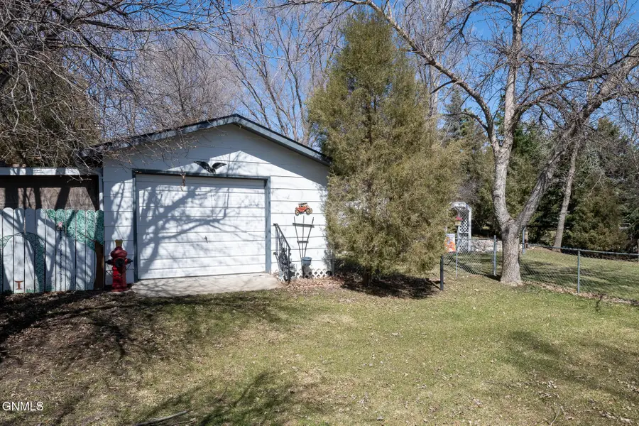 2129 Coulee Drive N, Mandan, ND 58554 - #3