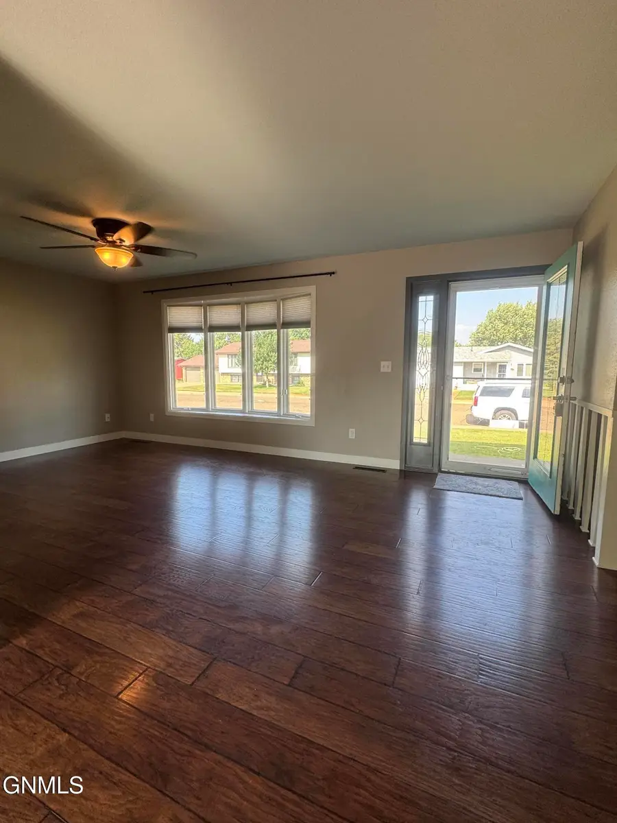 648 5th Avenue Sw, Dickinson, ND 58601 - #3