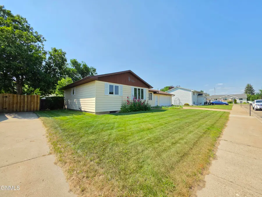 2113 7th Avenue E, Williston, ND 58801 - #2