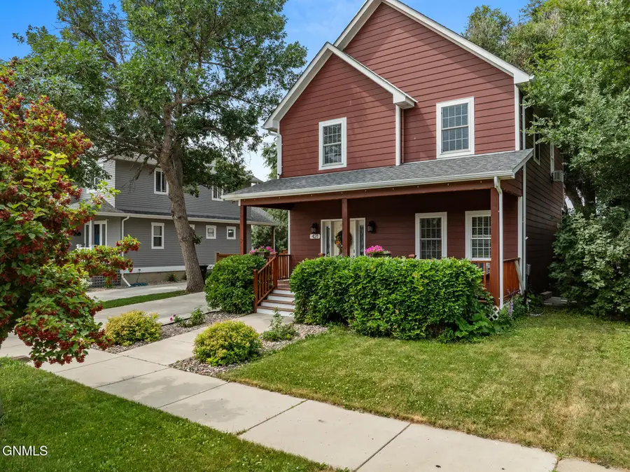 421 9th Avenue W, Williston, ND 58801 - #3