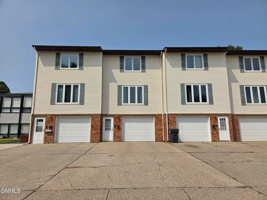 904 2nd Street Nw #4, Mandan, ND 58554 - #2