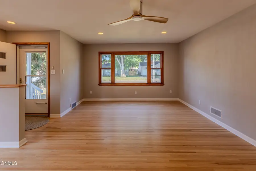 1305 N 3rd Street, Bismarck, ND 58501 - #3