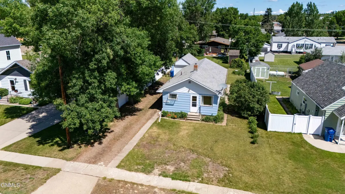 208 3rd Street Nw, Beulah, ND 58523 - #1