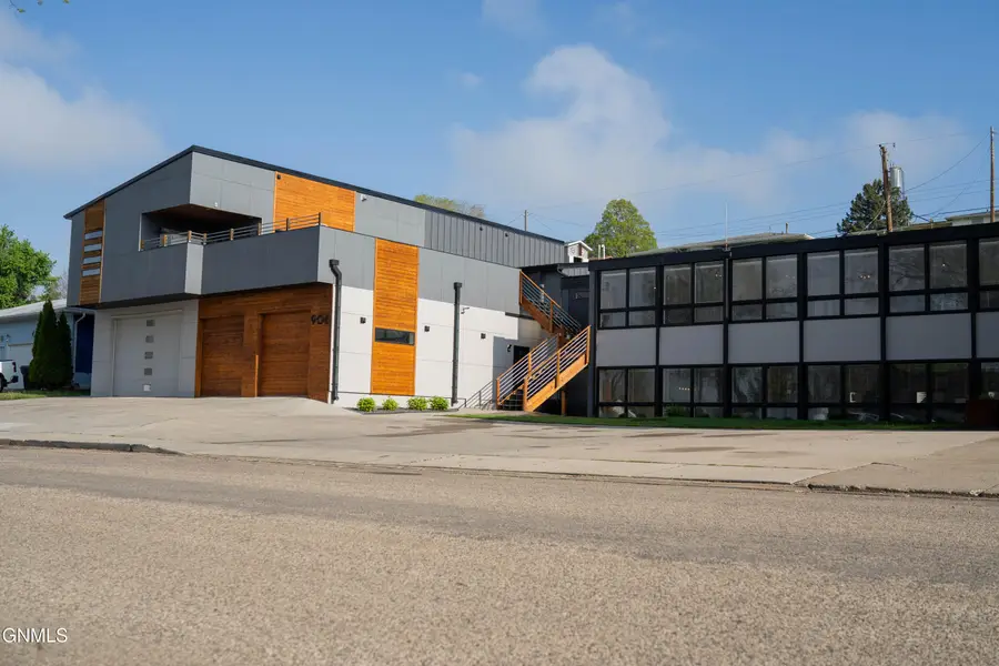 906 2nd Street Nw, Mandan, ND 58554 - #2