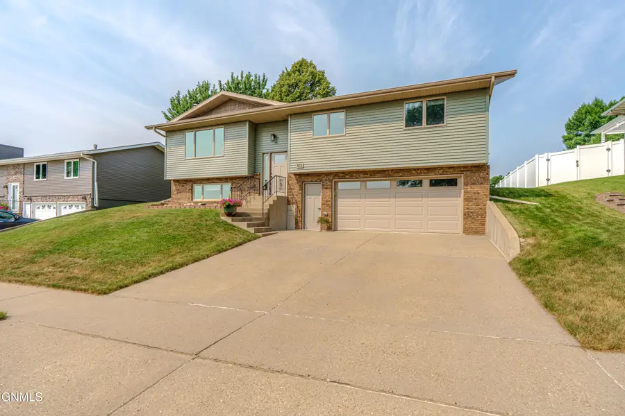 802 32nd Street, Bismarck, ND 58501 - #2