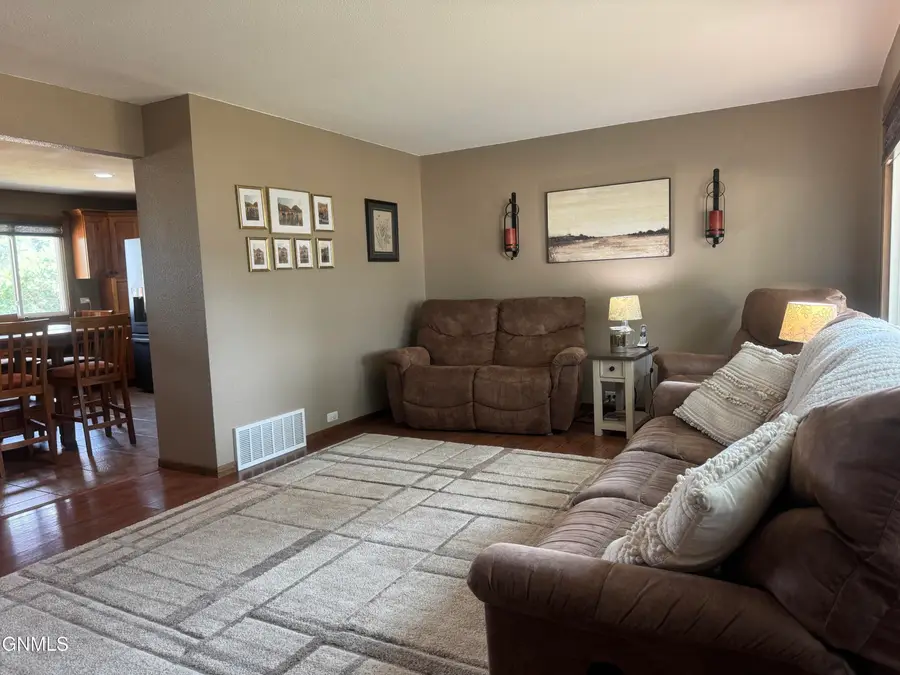 504 5th Street Ne, Watford City, ND 58854 - #2