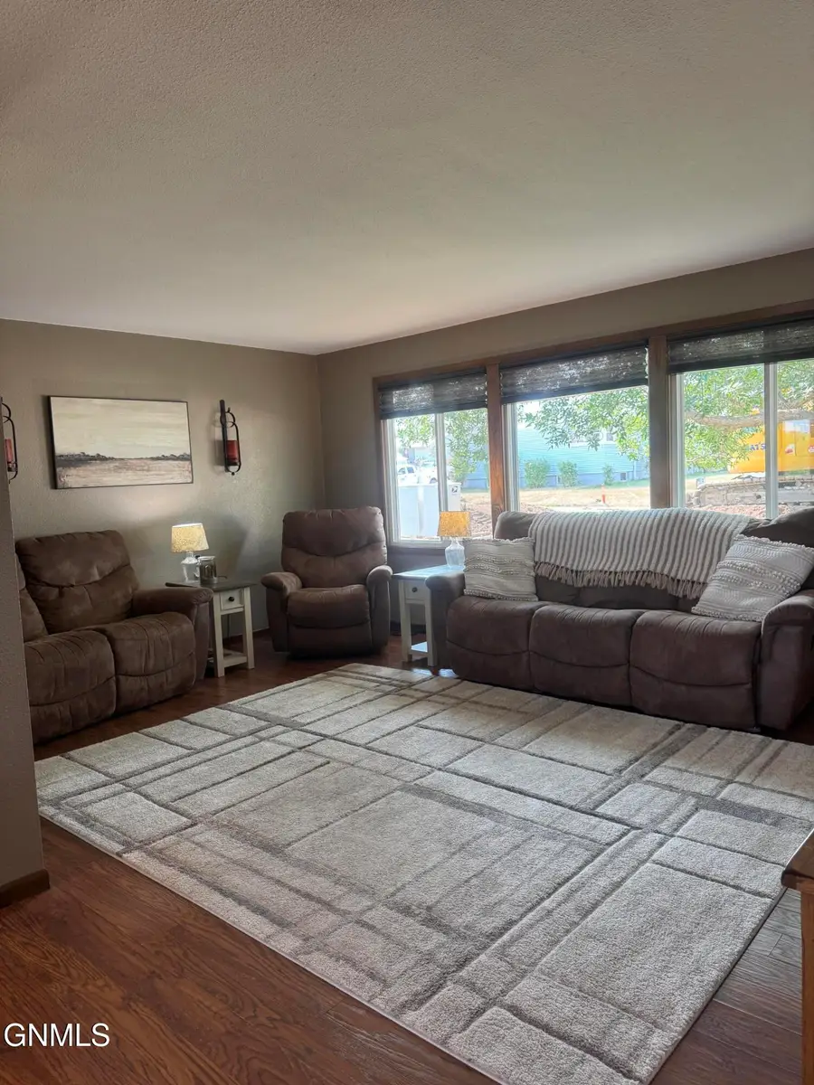 504 5th Street Ne, Watford City, ND 58854 - #3