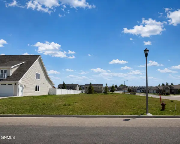 203 Lennox Drive, Bismarck, ND 58504