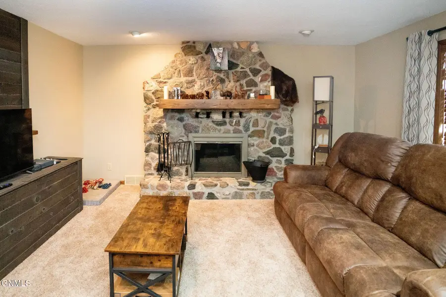 343 9th Avenue Nw, Valley City, ND 58072 - #3