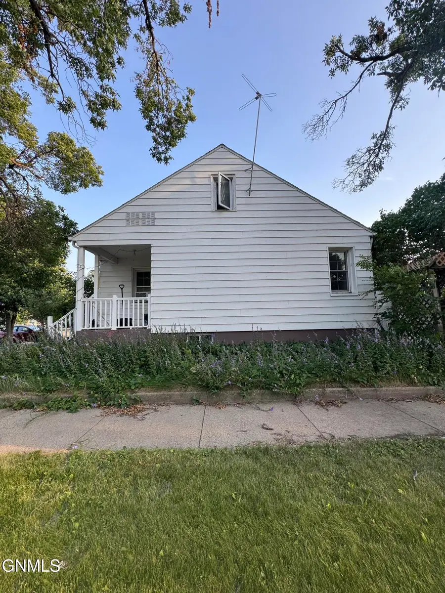 321 1st Avenue Nw, Hazen, ND 58545 - #2