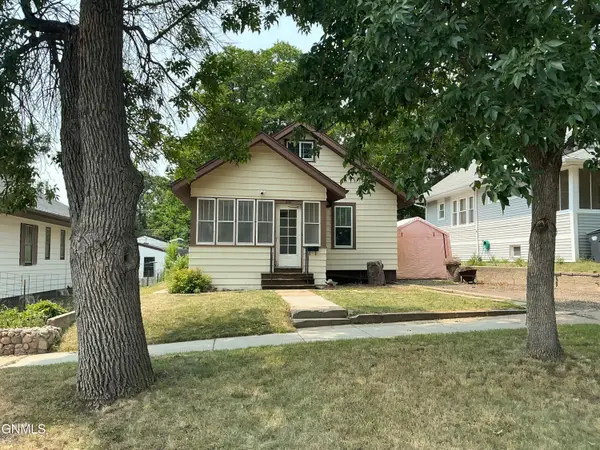 205 11th Avenue Nw, Mandan, ND 58554