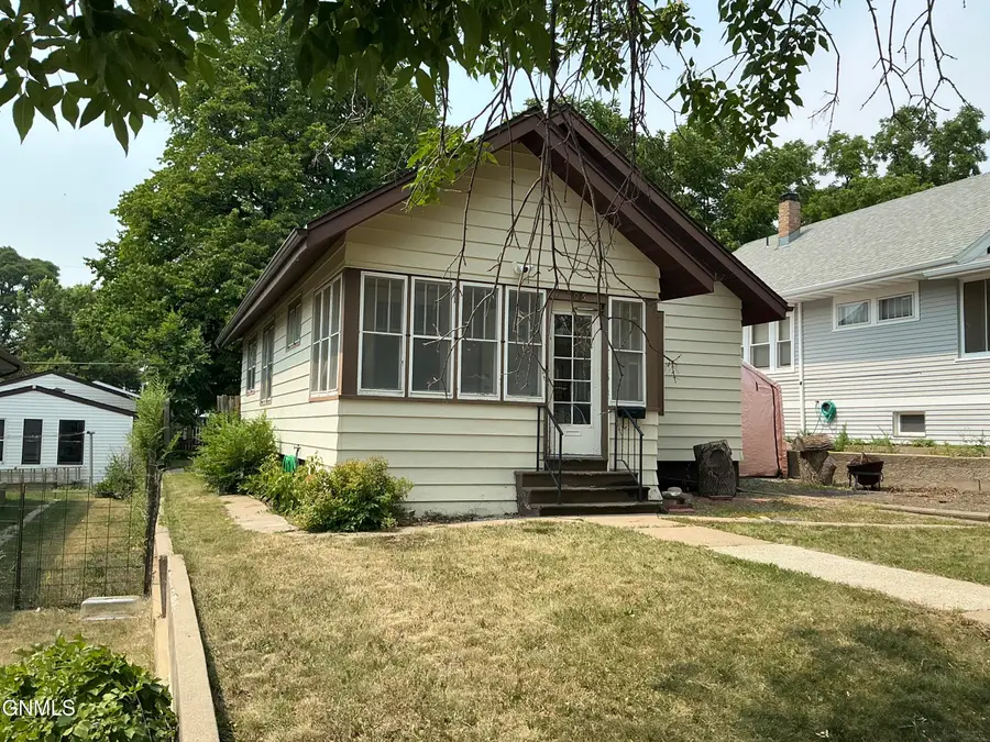 205 11th Avenue Nw, Mandan, ND 58554 - #2