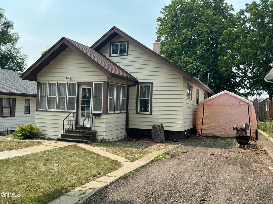 205 11th Avenue Nw, Mandan, ND 58554 - #3
