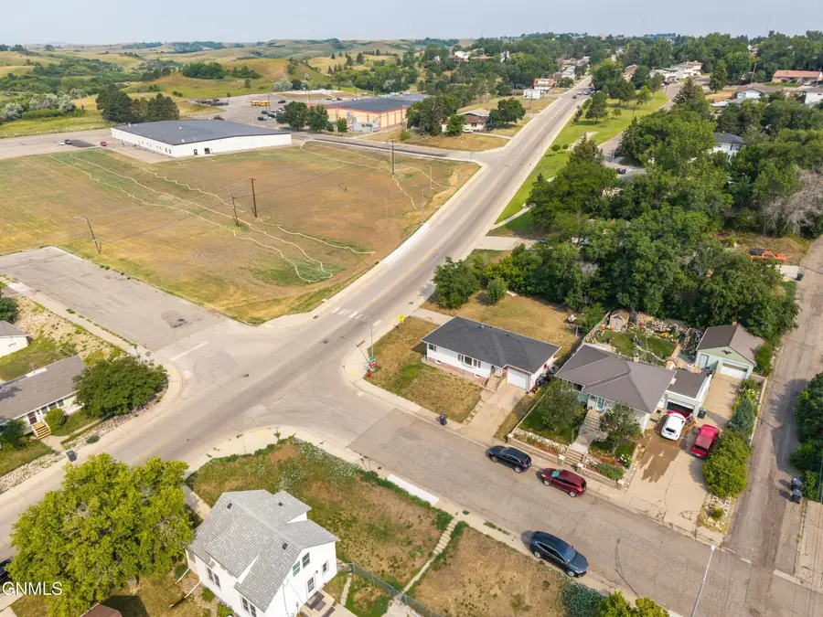 610 8th Street Nw, Mandan, ND 58554 - #2