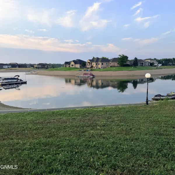 3828 Lakewood Drive Se, Mandan, ND 58554