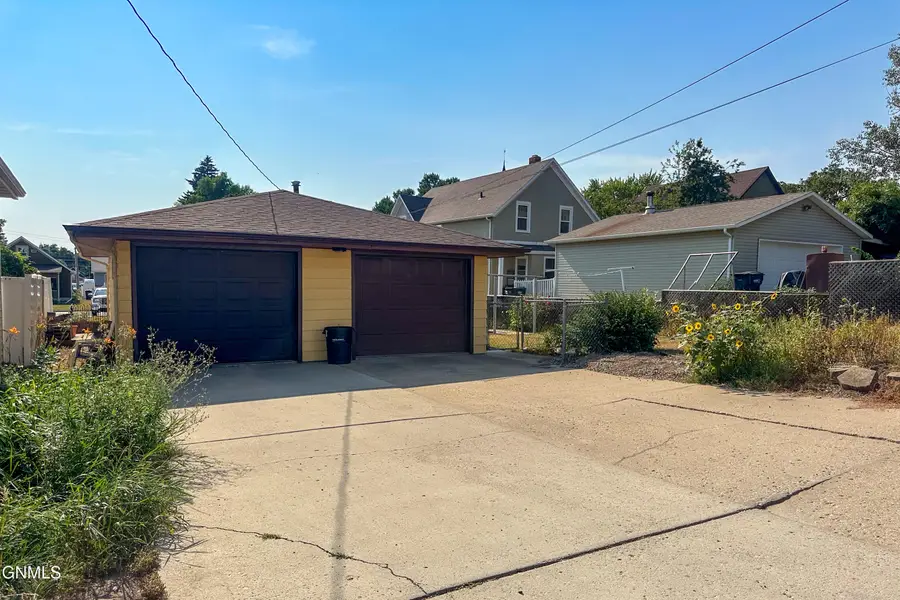 306 1st Avenue Ne, Mandan, ND 58554 - #2