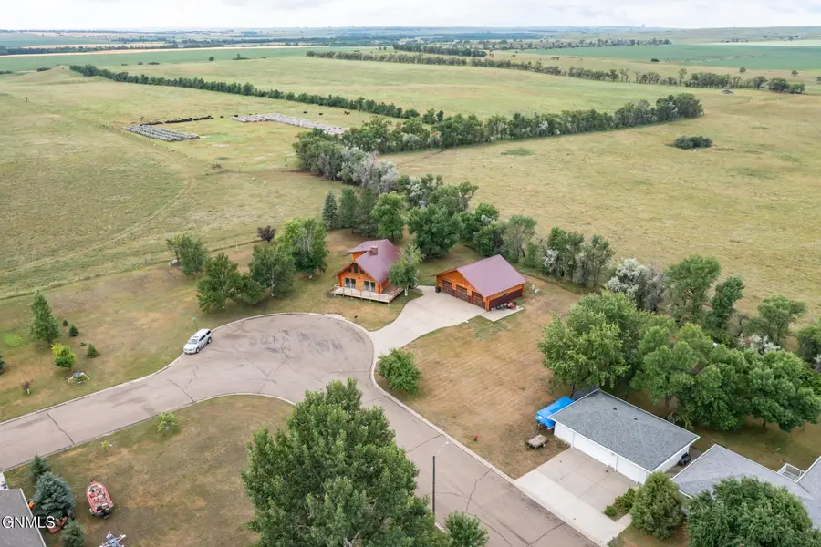 209 13th Avenue Sw, Hazen, ND 58545 - #3