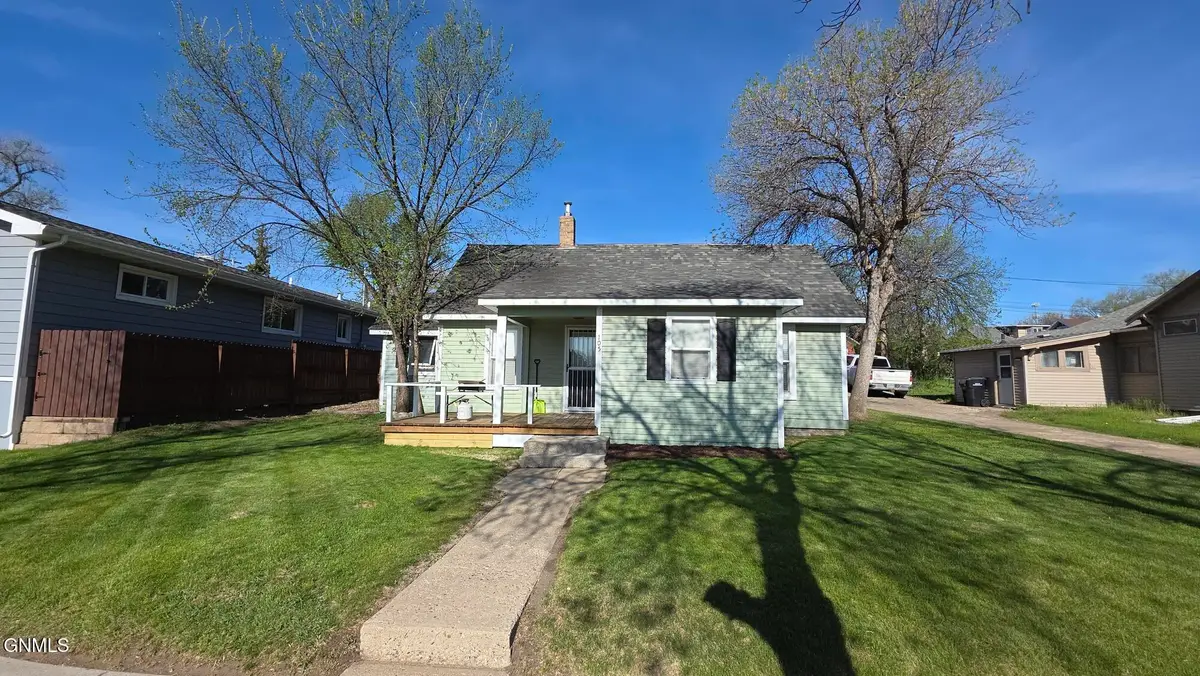 105 3rd Street Nw, Watford City, ND 58854 - #1