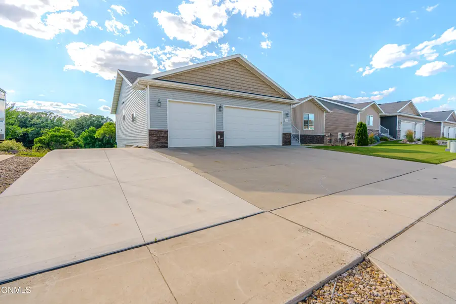 2013 Macedonia Avenue Se, Mandan, ND 58554 - #3