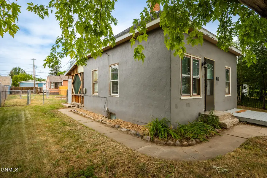 705 6th Avenue W, Williston, ND 58801 - #3