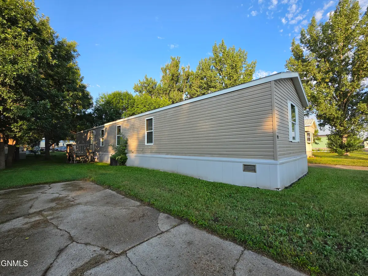 915 6th Avenue Nw, Williston, ND 58801 - #1