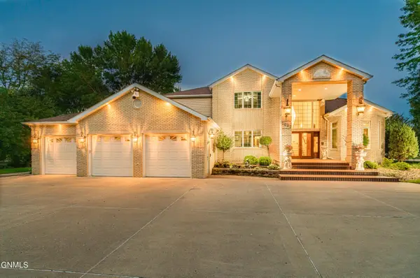 2023 Harbor Drive, Bismarck, ND 58504