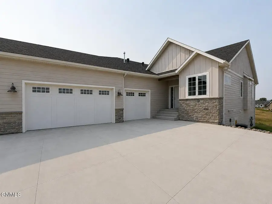 3701 Ridge Way, Bismarck, ND 58503 - #2
