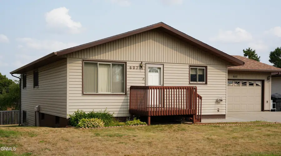 607 33rd Street, Bismarck, ND 58501 - #2