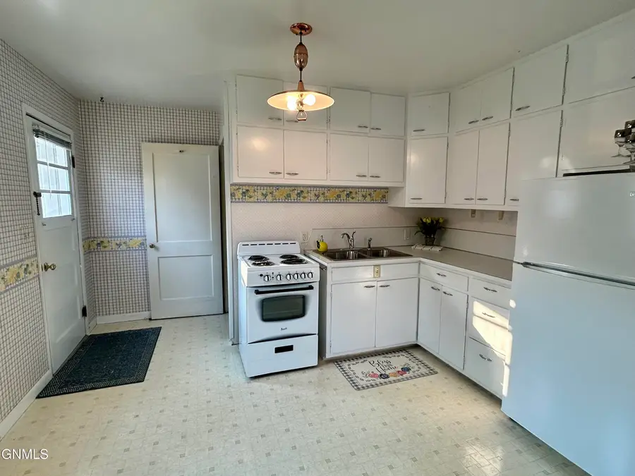 206 Roosevelt Avenue, Underwood, ND 58576 - #2