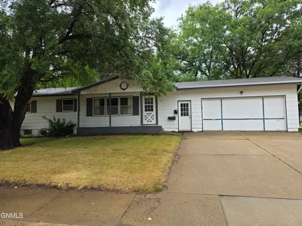 1077 4th Avenue E, Dickinson, ND 58601
