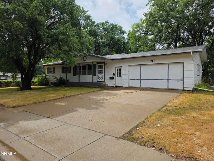 1077 4th Avenue E, Dickinson, ND 58601 - #2