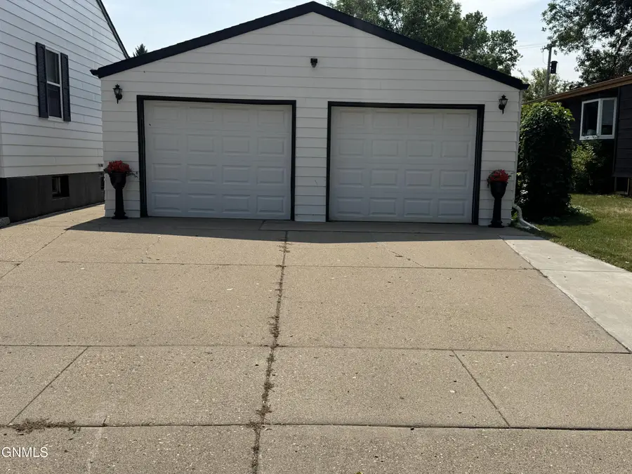 201 4th Street Nw, Beulah, ND 58523 - #2