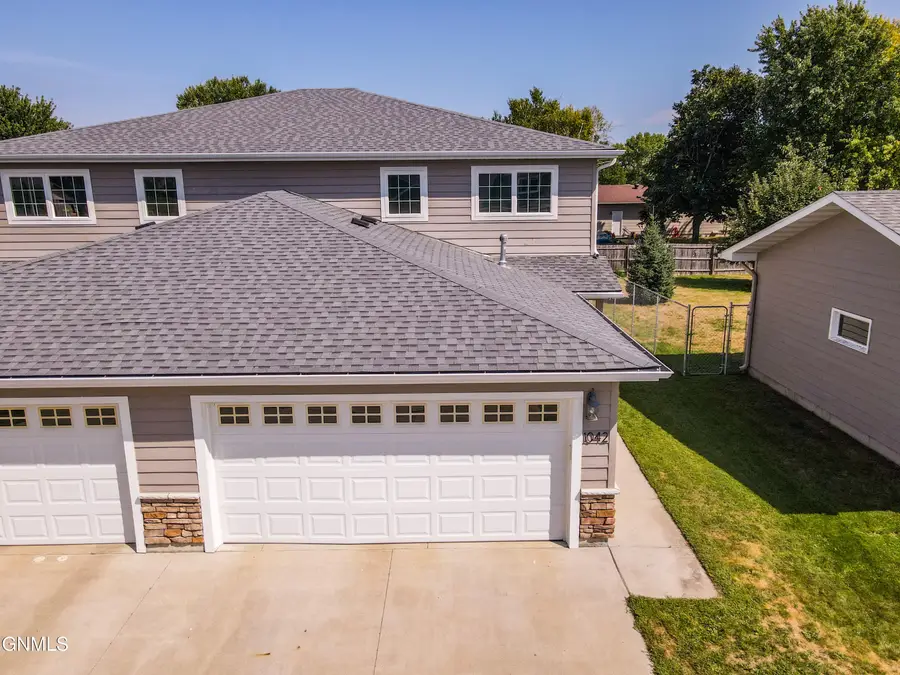 1042 8th Avenue Nw, Valley City, ND 58072 - #3