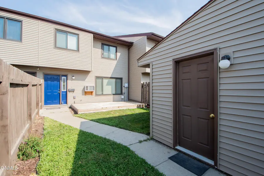 2231 32nd Avenue S, Fargo, ND 58103 - #2