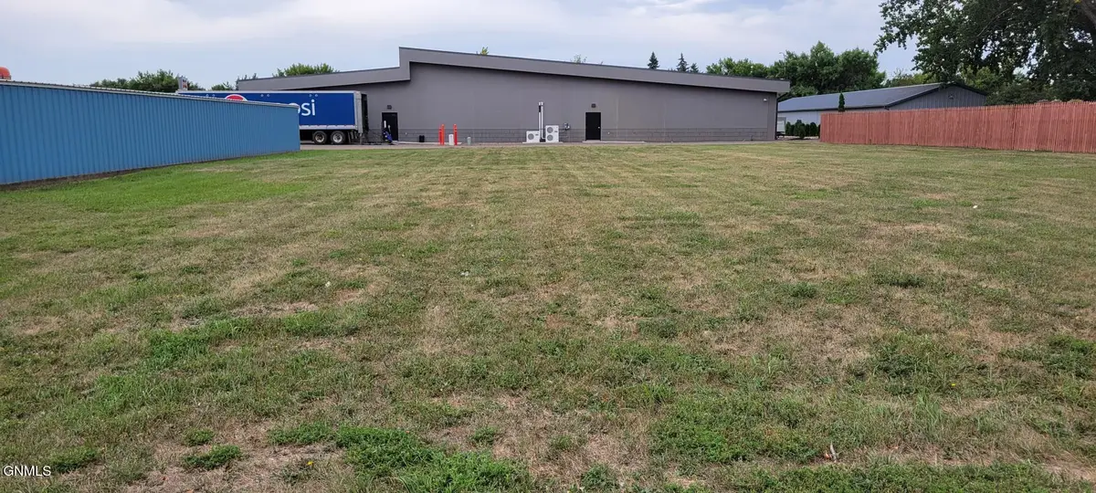 818 14th Ne, Jamestown, ND 58401 - #1