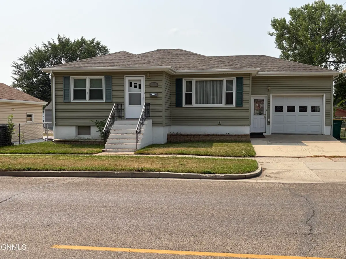 1215 Boulevard Avenue E, Bismarck, ND 58501 - #1