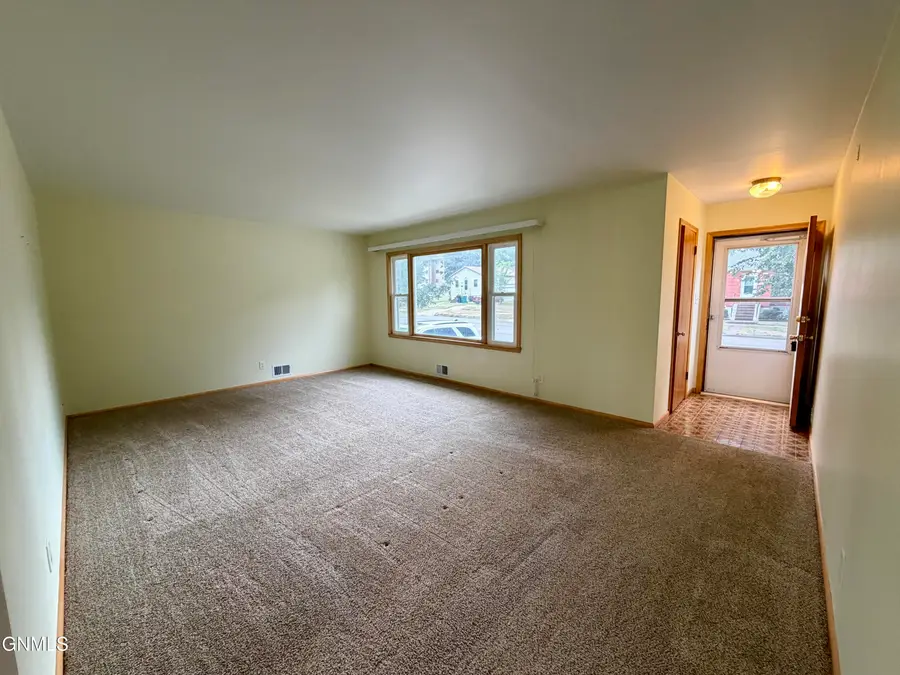1215 Boulevard Avenue E, Bismarck, ND 58501 - #2