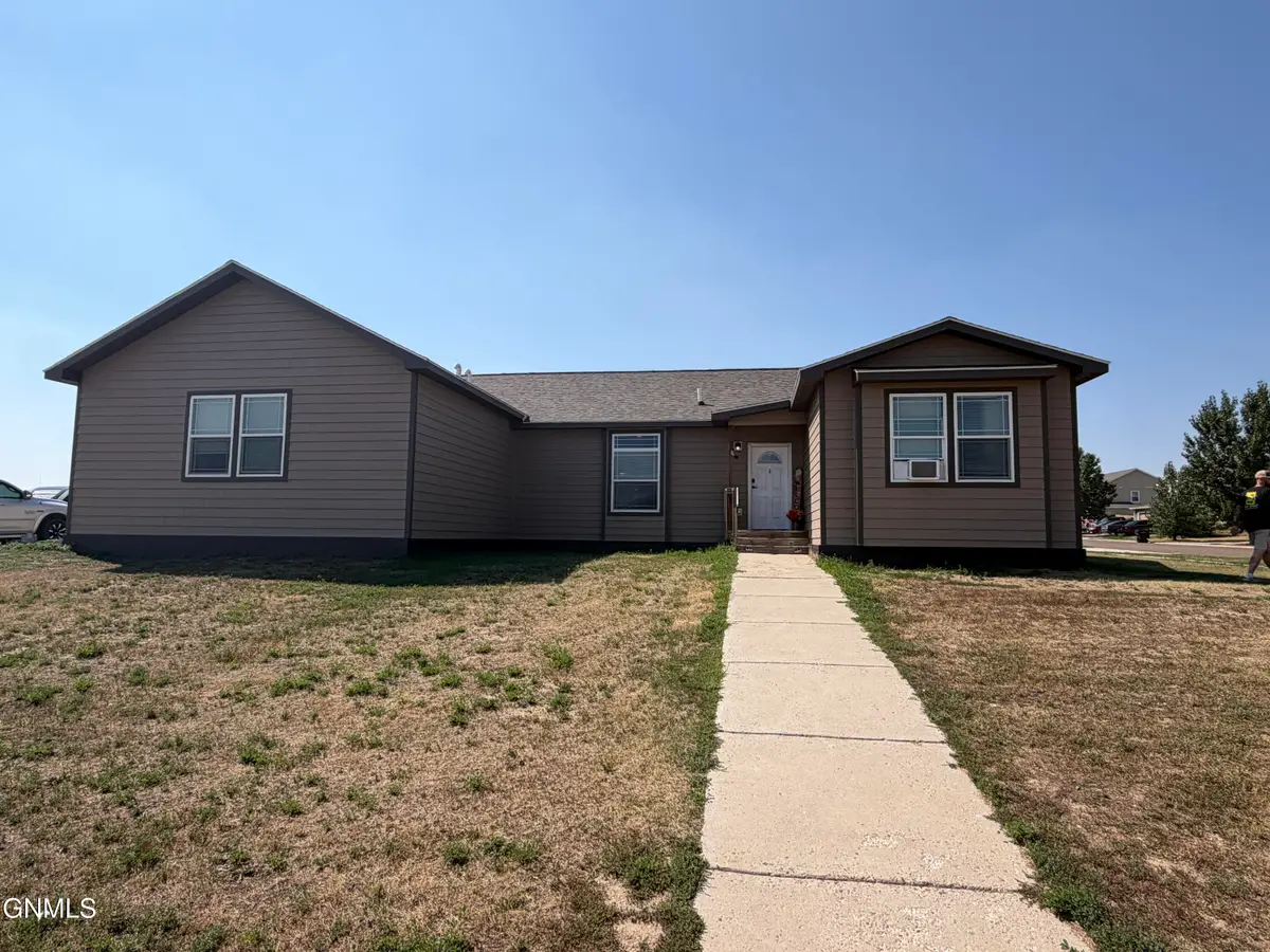 923 35th Street Ne, Watford City, ND 58854 - #1