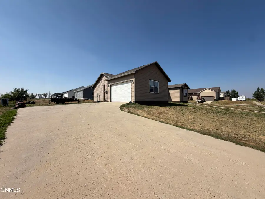 923 35th Street Ne, Watford City, ND 58854 - #2
