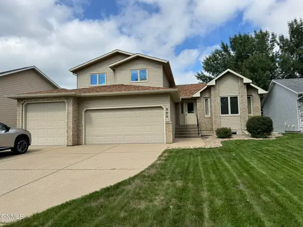 500 Cottonwood Loop, Bismarck, ND 58504