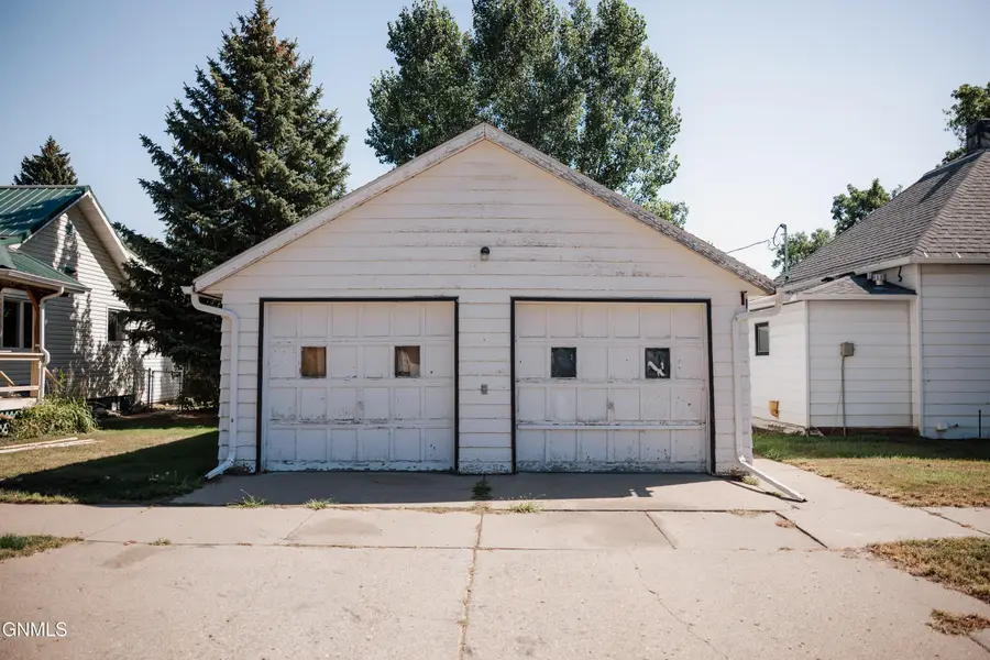 114 4th Street Nw, Hazen, ND 58545 - #2